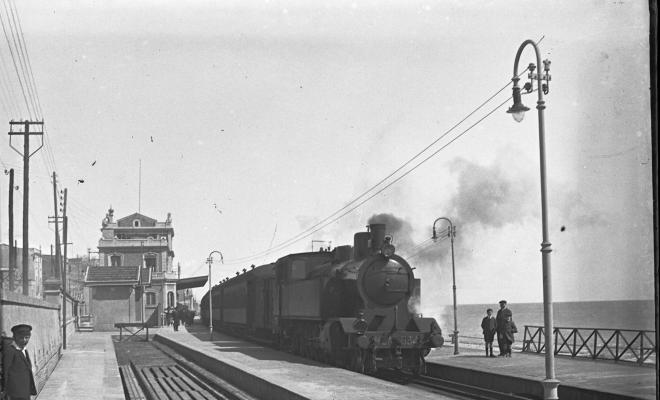 Sortida d'un tren de vapor a l'estació del Masnou