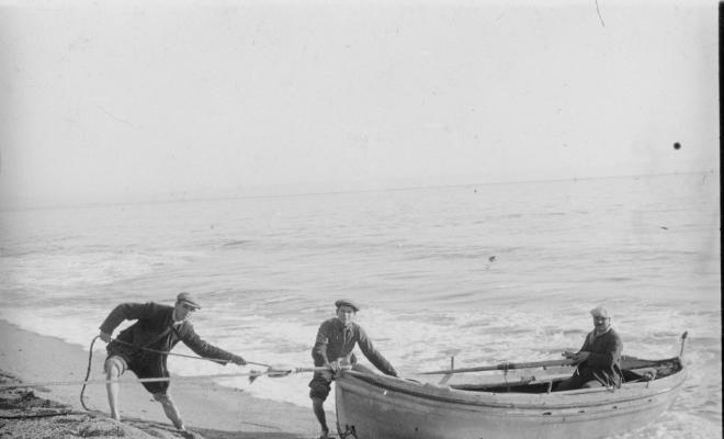 Barca atracant a la platja