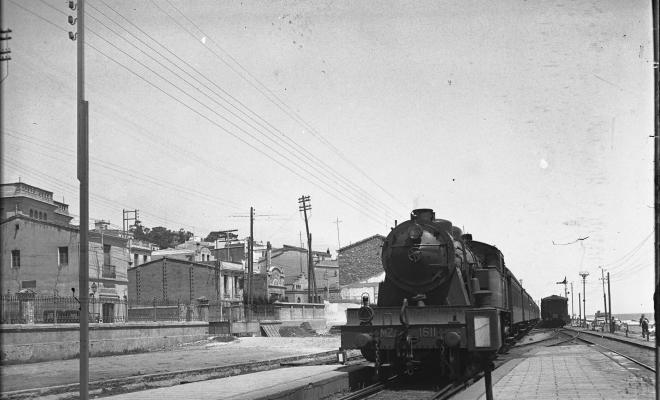 Sortida d'un tren de vapor a l'estació del Masnou