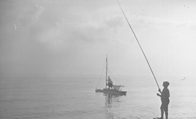 Nen pescant a la platja