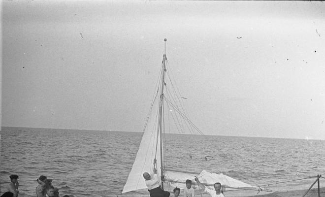 Gent a la platja amb pati
