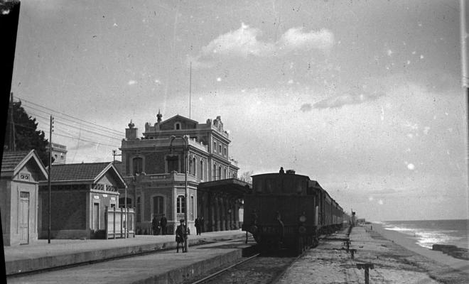 Vista d'un tren a l'estació del Masnou