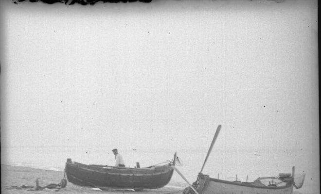 Dues barques varades a la platja