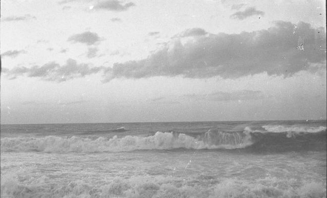 Dues barques varades a la platja