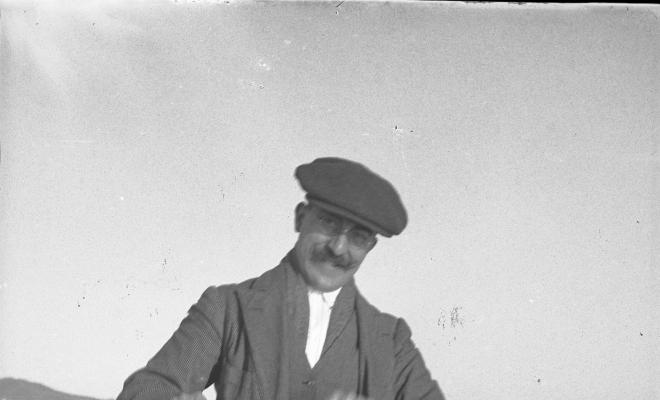 Home amb bigoti remant cap a la pesca del calamar
