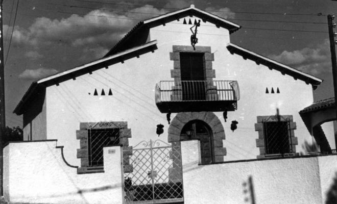 Casa-masia al carrer de Figueres i al carrer Miquel Biada