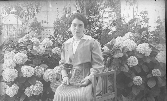 Retrat d'una dona asseguda en una cadira