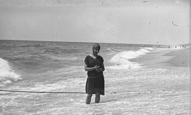 Retrat dona a la vora del mar