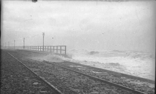 Vista del mar en dia de temporal des de la via del tren