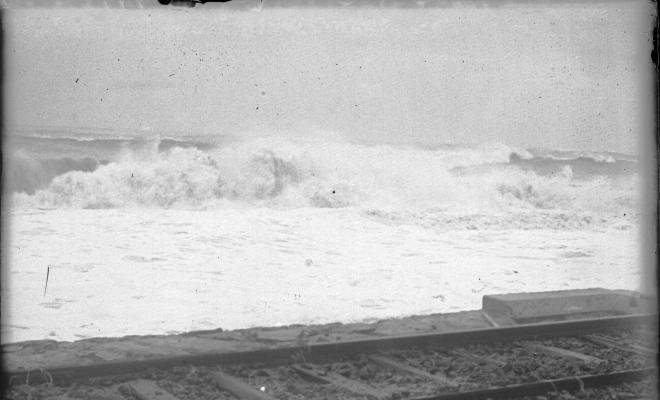 Vista del mar en temporal des de la via del tren