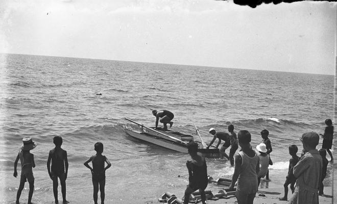 Gent a la platja amb pati