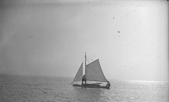 Dos homes en un patí al mar