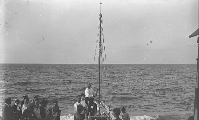 Patí de vela varat a la sorra de la platja