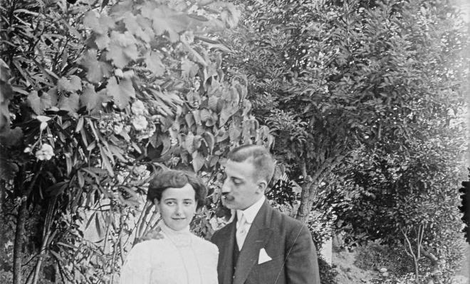 Retrat d'una parella en un jardí