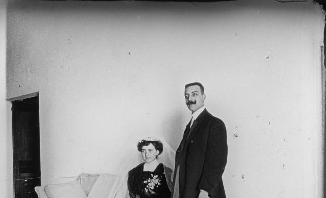 Retrat d'una parella casada a l'interior d'una casa