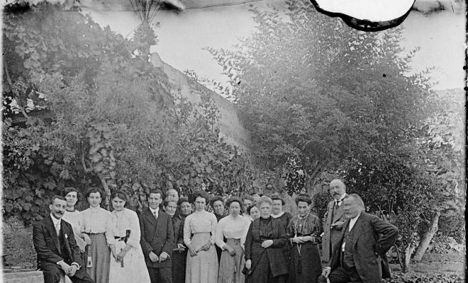 Retrat de grup en un jardí