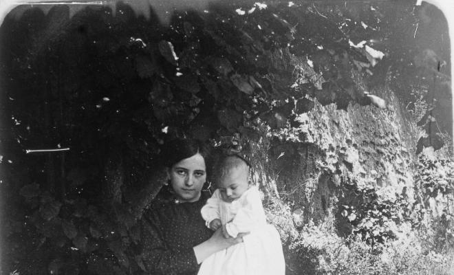 Retrat d'un dona amb nadó en un jardí