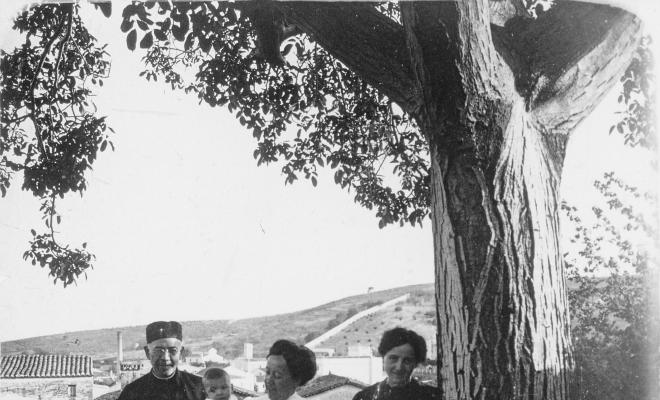 Retrat de dues dones i un capellà
