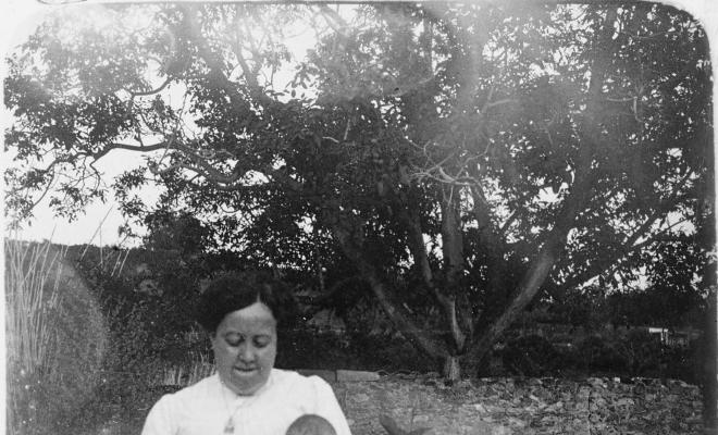 Retrat d'una dona amb nadó en un jardí
