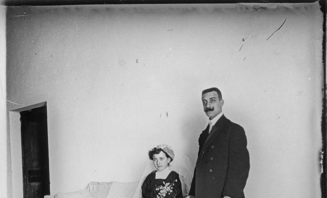 Retrat d'una parella casada a l'interior d'una casa