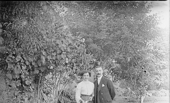 Retrat d'una parella en un jardí