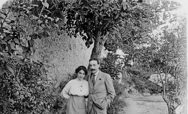 Retrat d'un home i una dona en un jardí
