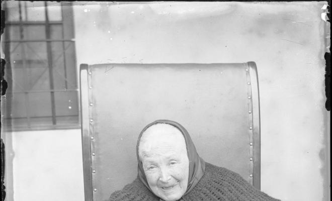 Retrat d'un dona gran asseguda a la casa benèfica