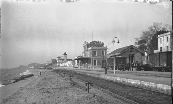 Vista de l'estació del Masnou i la platja