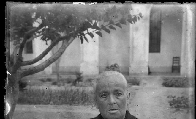 Retrat de dona gran a la casa benèfica