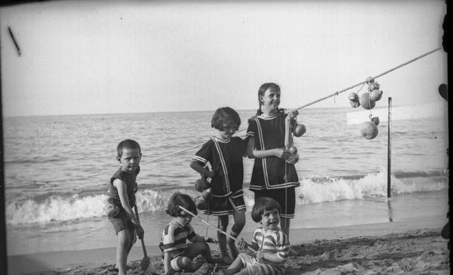 Retrat de cinc nens fills de Grau Maristany Pons als banys de la platja