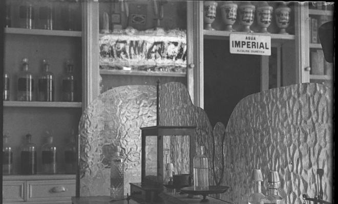 Interior de la farmàcia Nogués