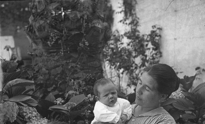 Retrat d'una dona amb un nen en braços