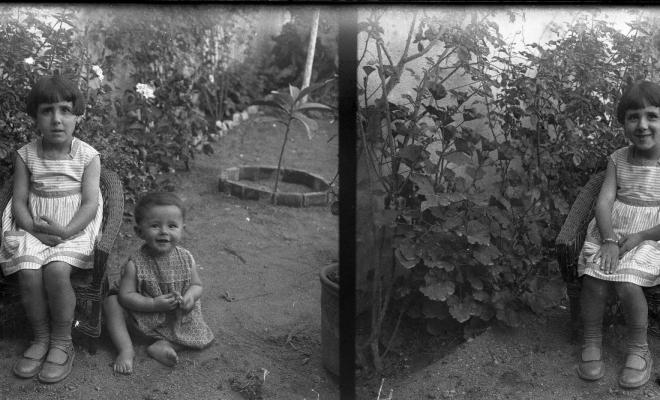 Retrat de dos nens en un jardí