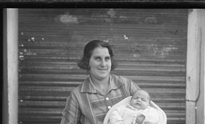 Retrat d'una dona amb un nen en braços
