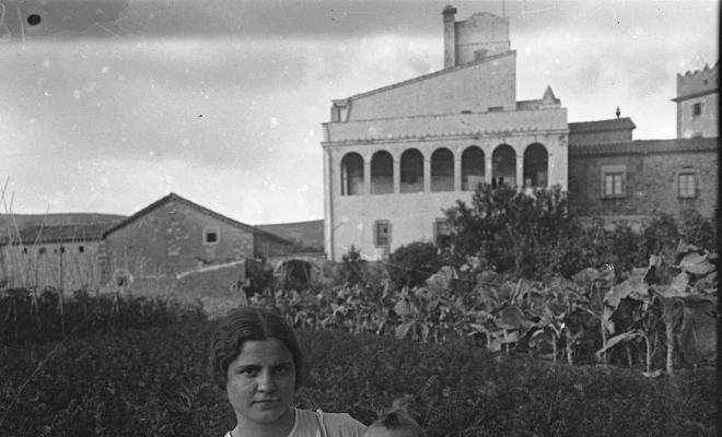 Retrat d'una dona amb un nen en braços