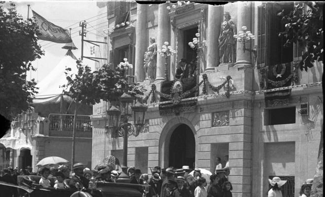 Grup d'oficials passant per davant el Casino durant la festa major