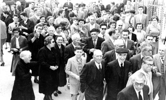 Sortida de l'església el dia de Corpus