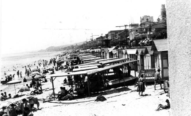 Banyistes i casetes a la platja del Masnou