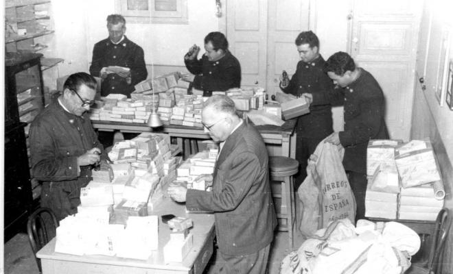Treballadors a l'oficina de correus