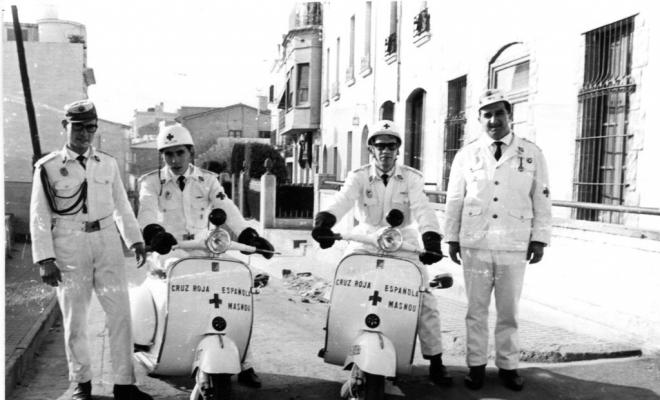 Quatre membres de la Creu Roja al carrer de Sant Francesc d'Assís