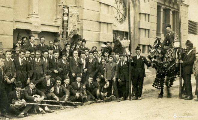 Fotografia de grup del Centre Obrer en caramelles