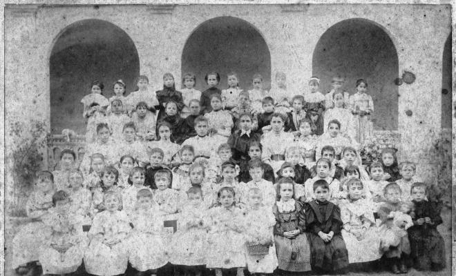 Fotografia de grup de nenes alumnes de les Escolàpies