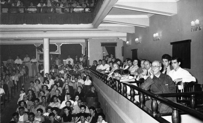Pati de butaques del teatre la Calàndria ple de gent