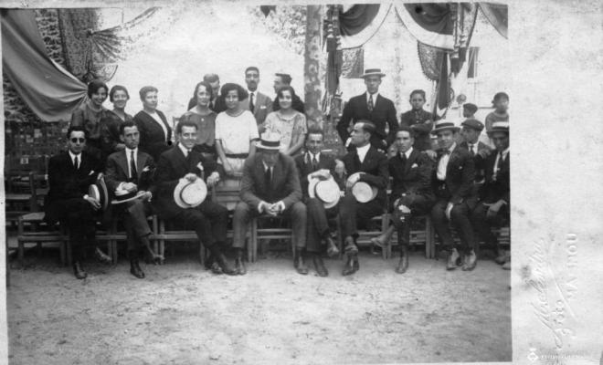 Grup de persones a l'envelat de la Festa Major