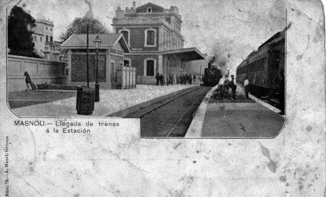 73 - MASNOU.- Llegada de trenes á la Estación.