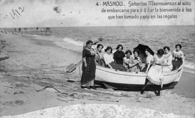 4-Señoritas masnouensas al acto de embarcarse para ir a dar la bienvenida a [...] regatas