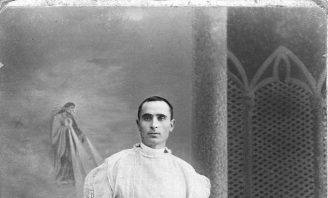Processó de Corpus, el mossèn amb dos angelets