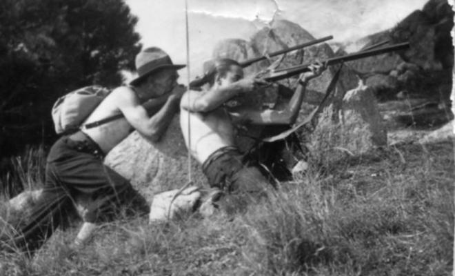 Escena de caça, dos homes apuntant amb l'escopeta