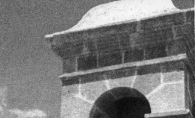 Un home i una dona al campanar de l'església de Sant Pere