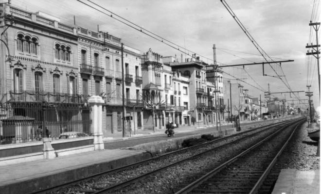 Vies del tren i carrer de Prat de la Riba a l'alçada de l'estació del Masnou